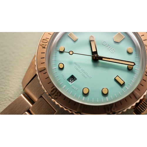 Divers Sixty Five, Oris