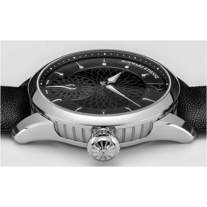 Fiji Floral Seconds, Schwarz Etienne