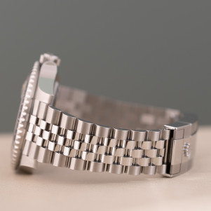 Rolex GMT-Master II Ref. 126710GRNR 2